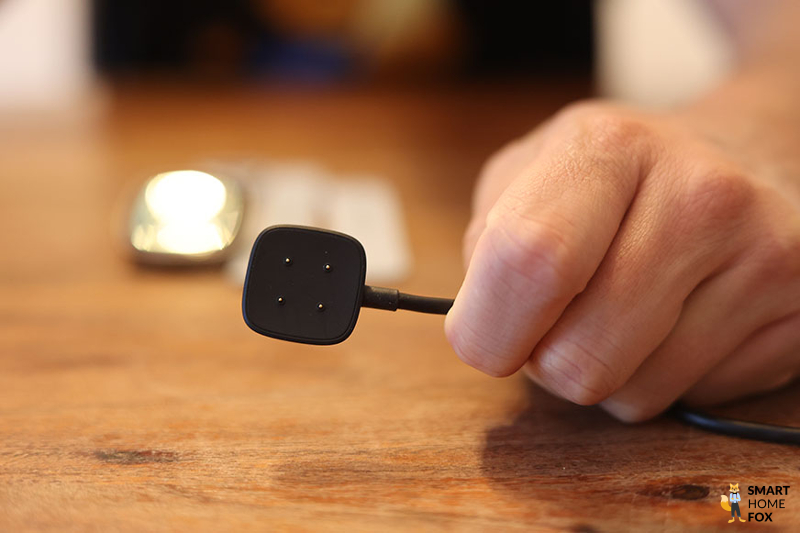 Man sieht das Ladegerät der Fitbit Sense 2.